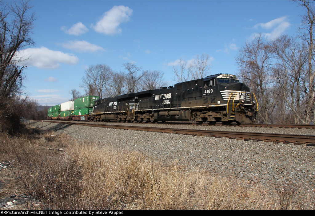 NS 4189 and 8131 lead train 28X